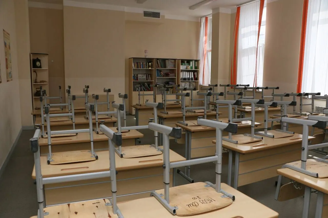 В регионе открыто свыше 1,5 тысячи вакансий для педагогов; не хватает учителей по математике, физике, химии, биологии и информатике, что влияет на выбор школьников и подготовку инженеров.