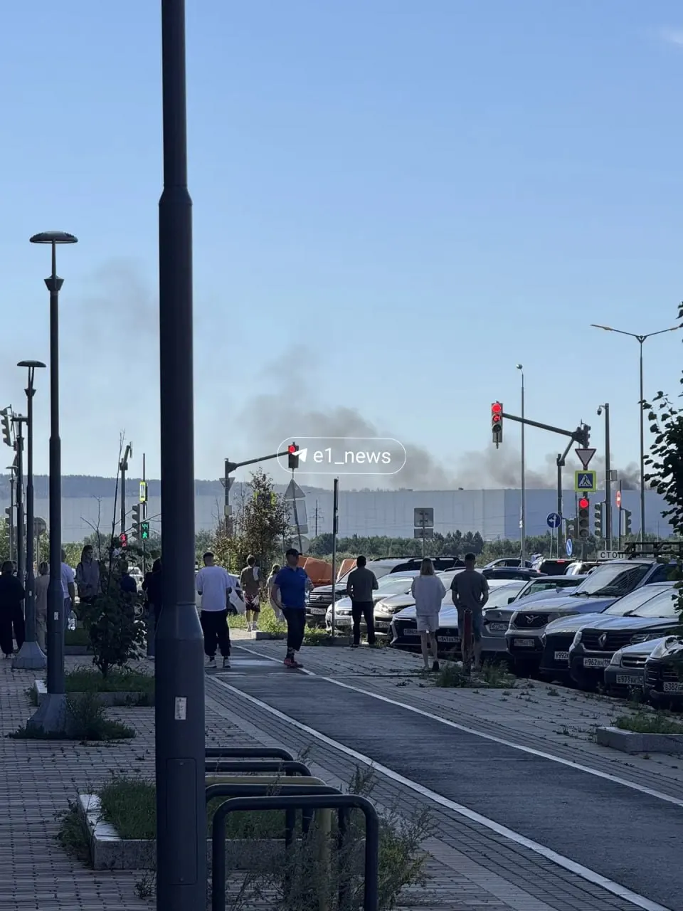 Дрон атаковал склад Wildberries в Екатеринбурге. Эвакуировали 800 сотрудников; три БПЛА упали на крышу, восемь сбиты. На месте работают МЧС.