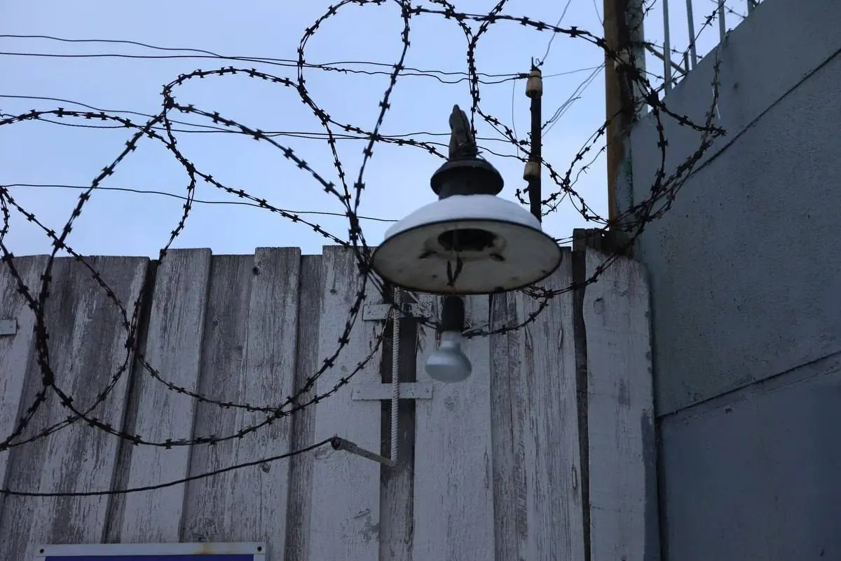 Суд в Екатеринбурге изменил меру пресечения бывшему начальнику колонии №46 на домашний арест после обвинений во взятке и злоупотреблении полномочиями.