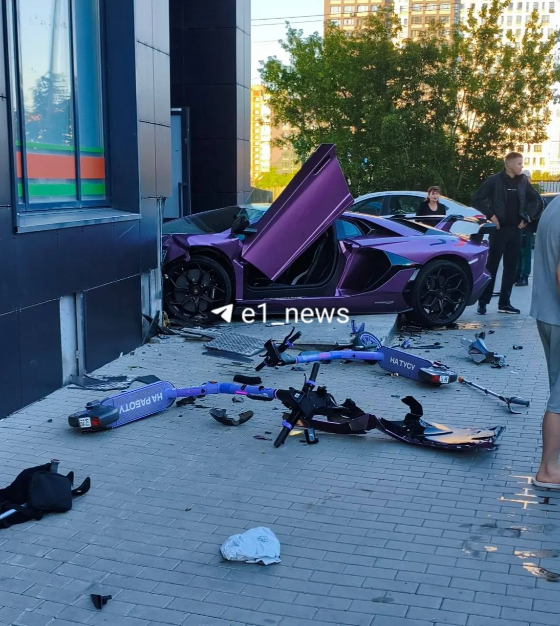 Элитный спорткар врезался в жилой дом на улице Отрадной. Водитель получил травмы головы; на месте работают полиция и скорая помощь.
