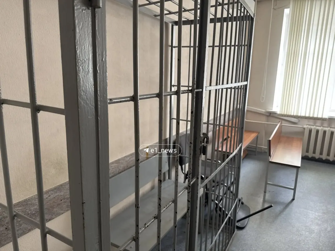 Двое подростков заставили школьницу раздеться и снимали происходящее на телефон; пострадавшая пришла в суд вместе с матерью и близкими. Подсудимые уже признаны виновными; суд запрашивает шесть лет колонии.
