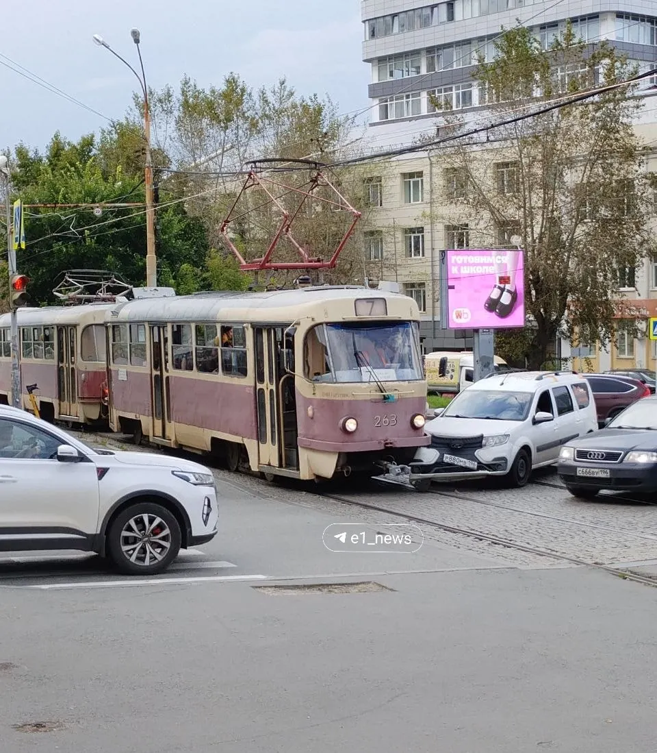 Движение трамваев на остановке Крылова временно прекращено из-за аварии; затронуты маршруты 2, 5, 7, 8 и 14.