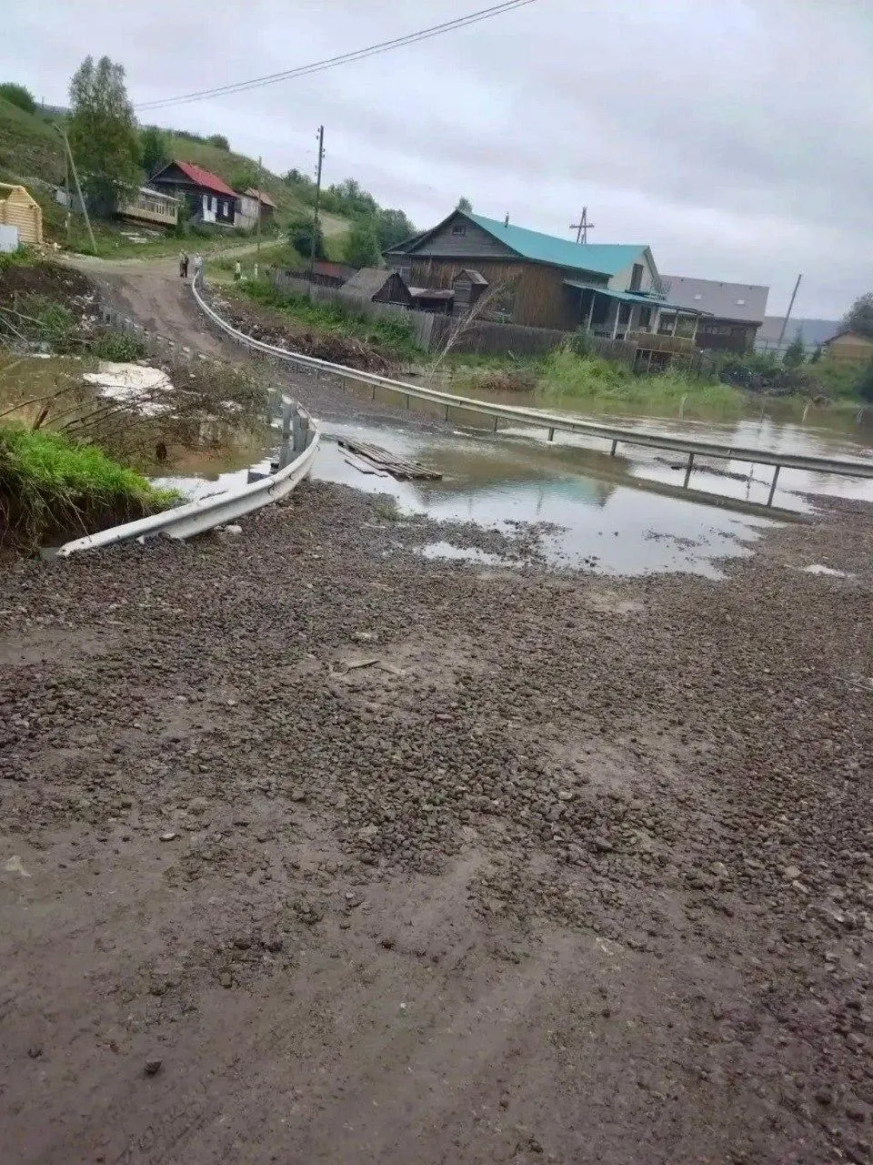 Из-за усиленного сброса воды со Староуткинского водохранилища в регионе ожидается подъём уровня воды в Чусовой; возможна эвакуация жителей.