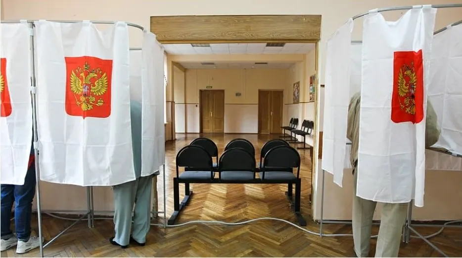 Методичка регламентирует поведение наблюдателей и призывы поддерживать решения избиркомов; соглашение подписали восемь партий, КПРФ и «Справедливая Россия» отказались.