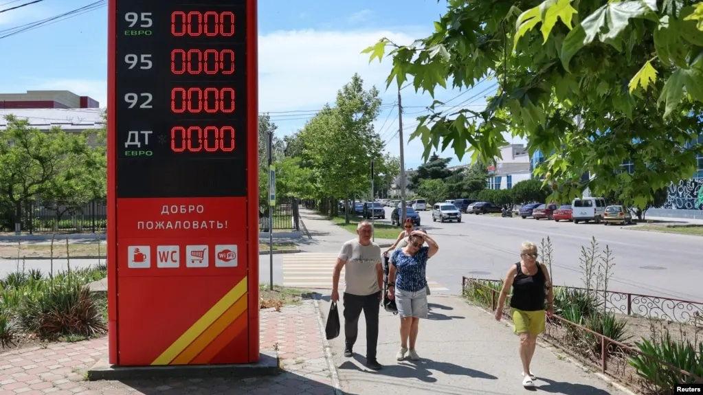В Краснодарском крае бензин кончается на большинстве заправок; очереди растут, власти публикуют график работы АЗС.