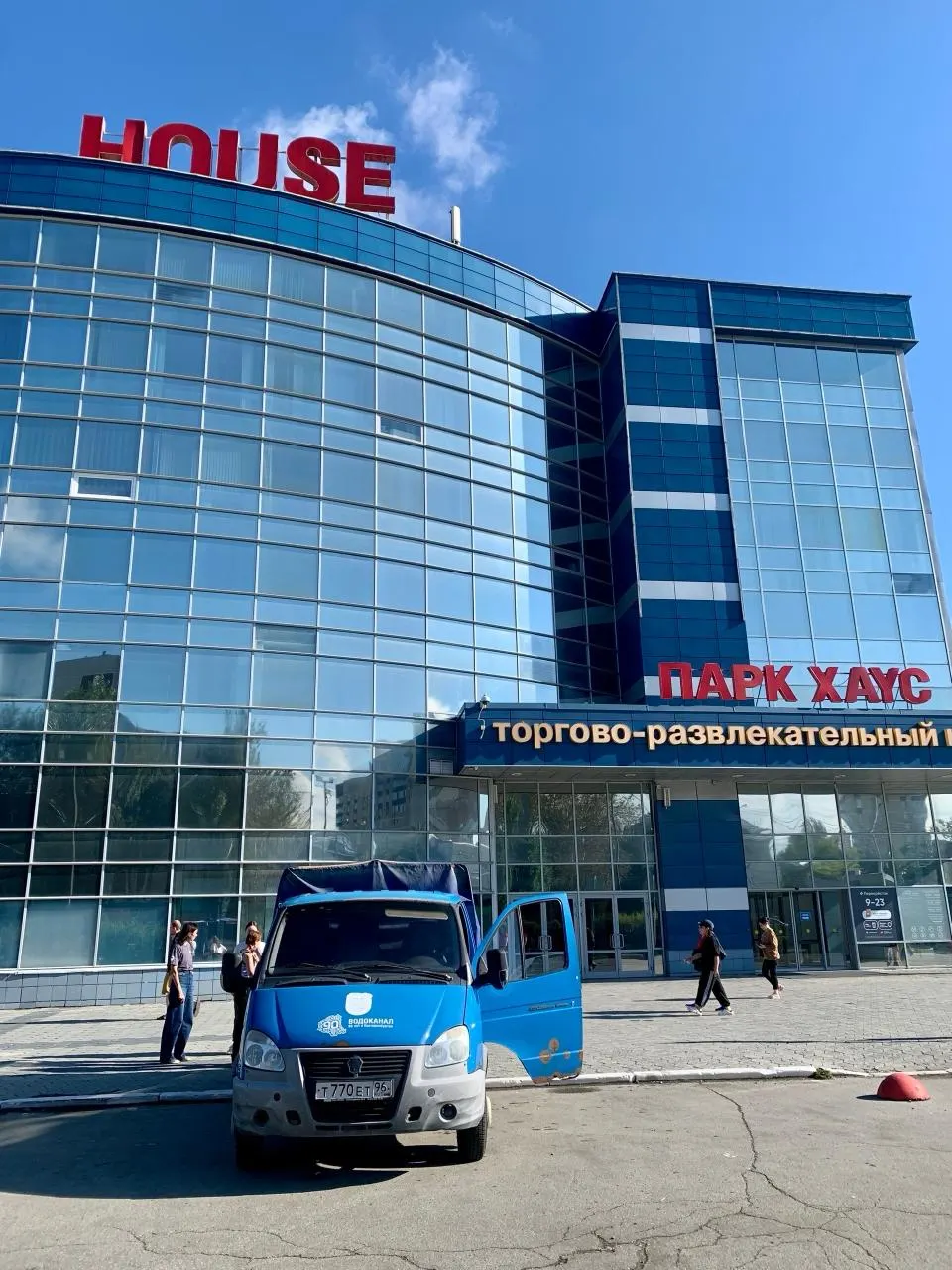 В городе продолжаются перебои с водоснабжением; открыты пункты раздачи воды, организован подвоз автоцистернами; ожидается восстановление подачи к вечеру.