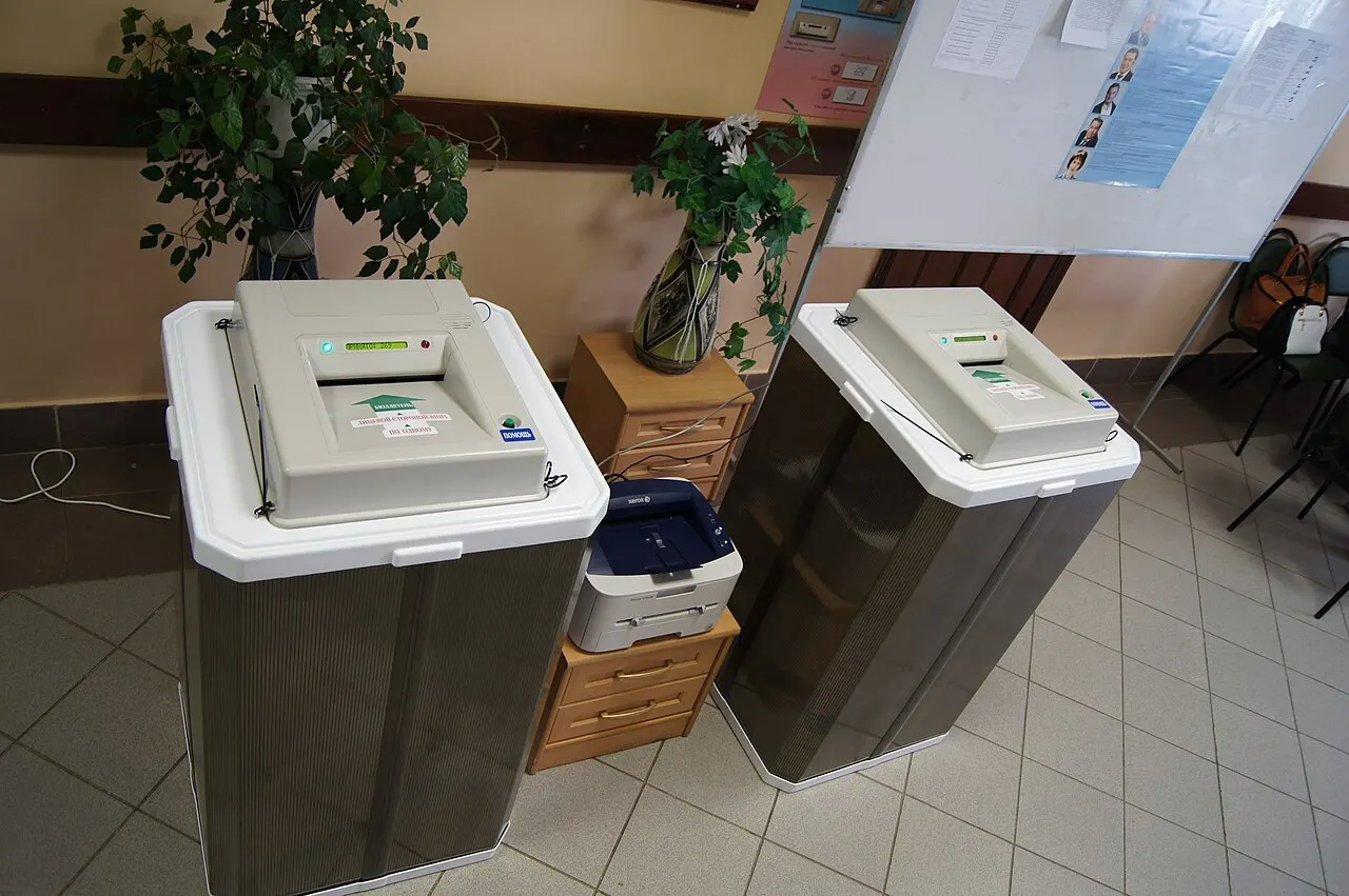 В этом году участки Екатеринбурга не будут оснащены комплексами обработки бюллетеней KOIB из-за санкций; старые устройства исчерпали ресурс, новые недоступны.