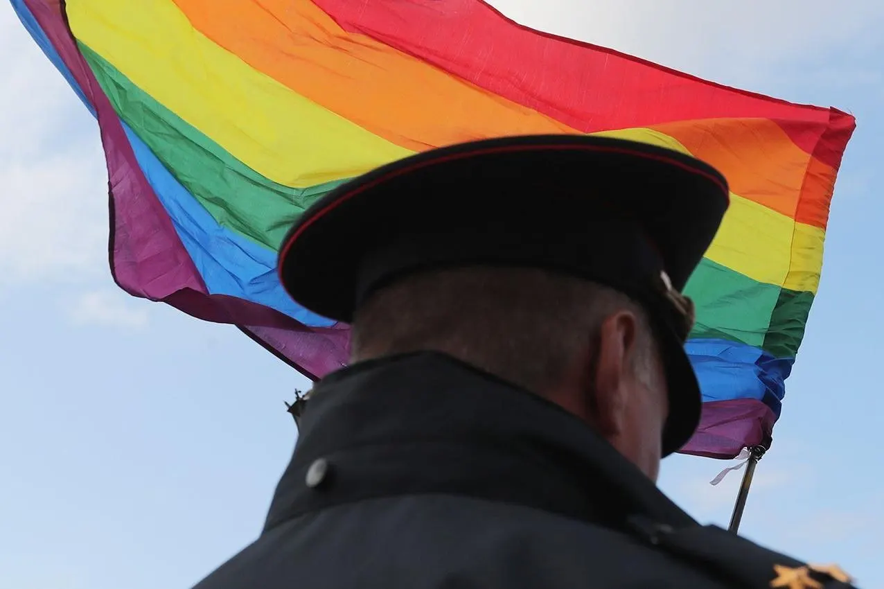 В России продолжается практика ареста иностранных граждан и их выдворения по обвинениям в ЛГБТ‑пропаганде, примеры — из Москвы и регионов.