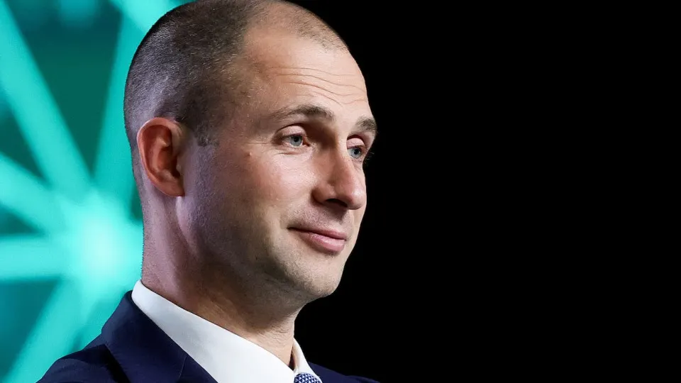 За полугодие 2026 года VK зафиксировала чистый убыток в 3,8 млрд рублей при росте выручки на 12% до 81 млрд рублей; во втором квартале компания впервые получила символическую прибыль благодаря продаже части активов.