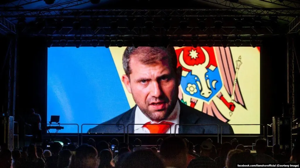 Расследование показывает, что созданная в конце 2024 года платежная структура A7 через сеть офшорных компаний и ряд банков перемещала крупные суммы, обходя санкции против России. В проекте задействованы банки и контрагенты по всему миру; часть операций связана с снабжением военного назначения.
