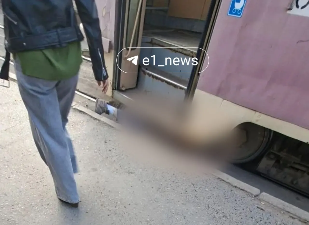 Очевидцы рассказали о травмах пострадавшей после падения под вагон; девушка находится в больнице, состояние оценивают врачи.