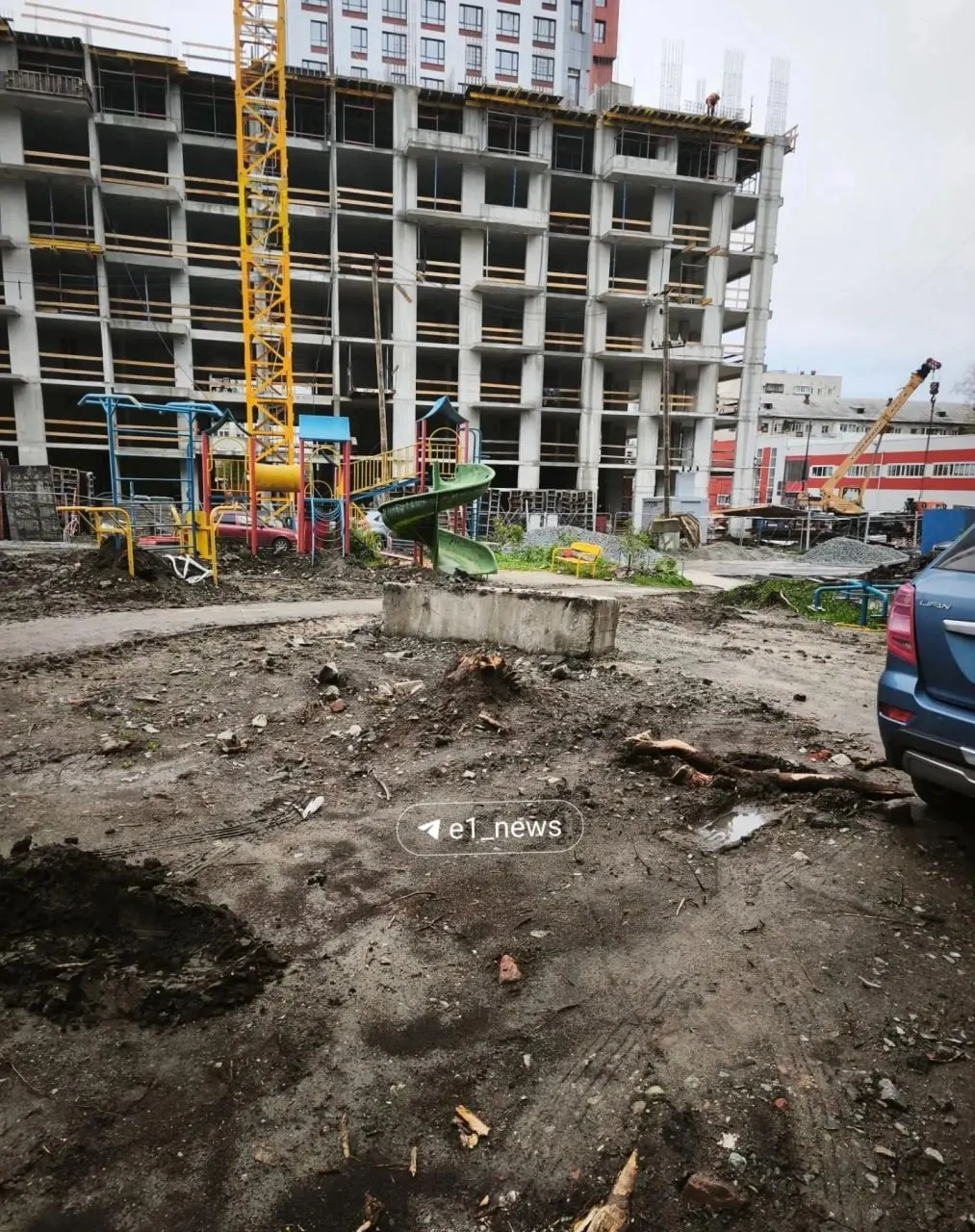 Жильцы девятиэтажки по адресу Бажова, 134 сообщают, что благоустройство идёт крайне медленно: работы остановились, УК не отвечает, а двор превратился в грязь и лужи.