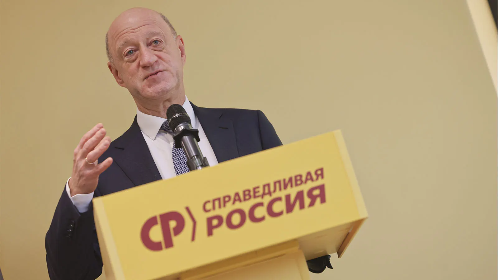В партии обсуждают перспективы кадровых изменений и формирование будущей фракции в Госдуме на фоне сообщений о травме лидера. Рассматриваются кандидатуры на пост руководителя и влияние на стратегию.