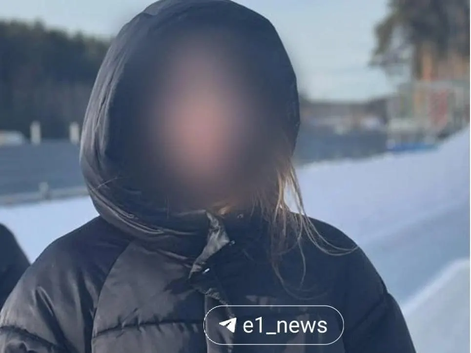 Состояние молодой женщины остается тяжелым, но появилась первая динамика: она начала шевелить головой и открывать глаза.