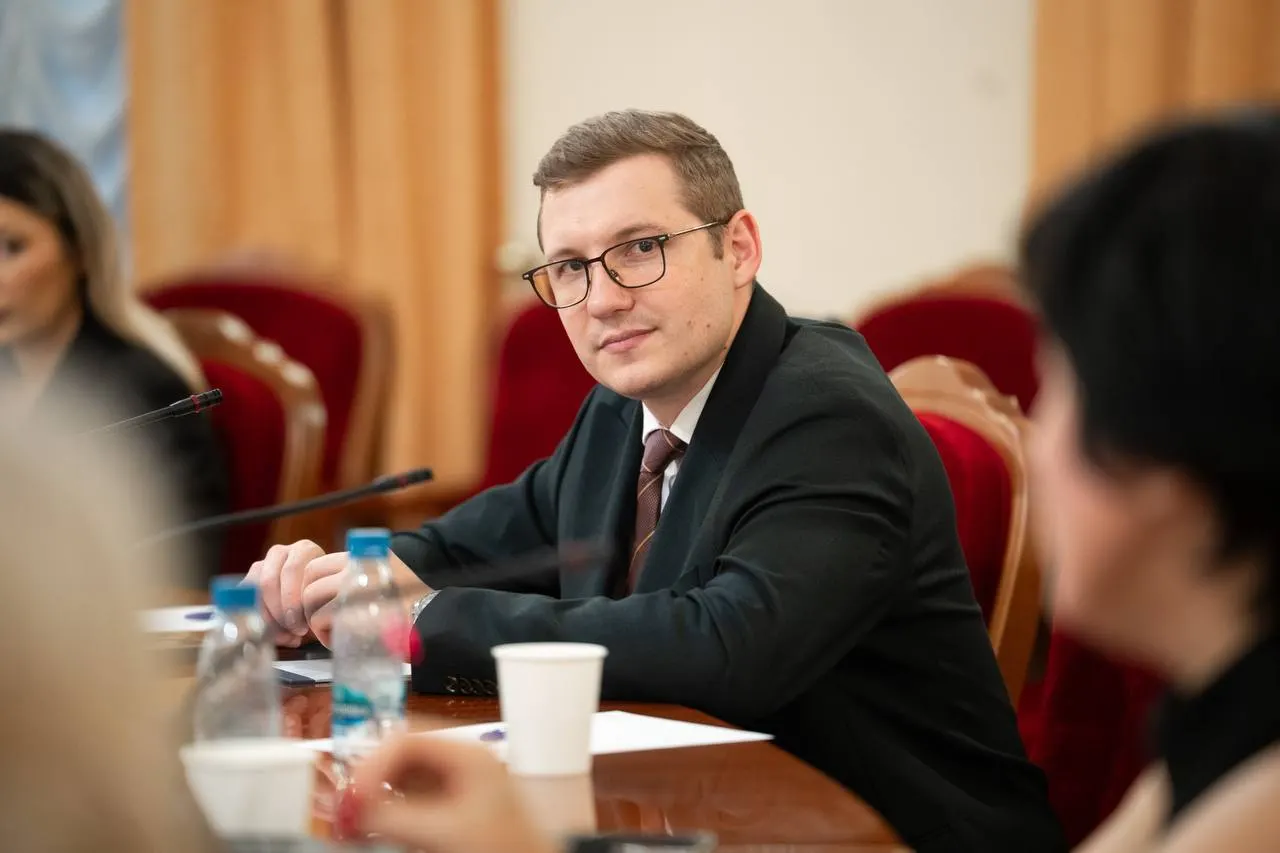Кандидат от «Новых людей» Юрий Митин утверждает, что на него предпринимались попытки снять его с выборов; в списке остались другие кандидаты.