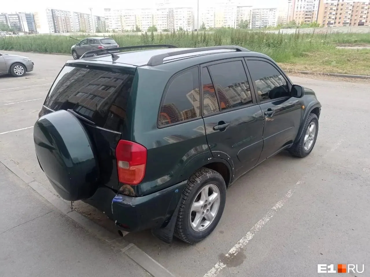 Житель Екатеринбурга купил у перекупа Toyota RAV4 за 650 тысяч рублей; вскоре VIN оказался перебитым, автомобиль отправили на экспертизу и начался судебный спор о возврате средств.
