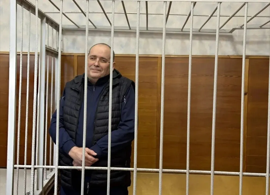 Бывший чиновник признан виновным в особо крупной взятке; суд вынес наказание в виде 14 лет колонии и крупного штрафа, общая сумма обвинений около 4,41 млн рублей.