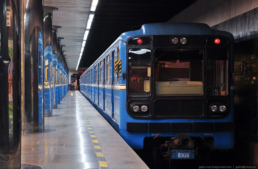 Город планирует обновить парк вагонов метро к 2035 году и построить две новые станции к 2030 году, но жители скептически относятся к темпам работ.