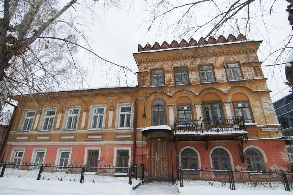 В Екатеринбурге планируется восстановление усадьбы Жолобова с размещением административных помещений; проект предусматривает реставрацию фасадов, обновление коммуникаций и охрану объекта.