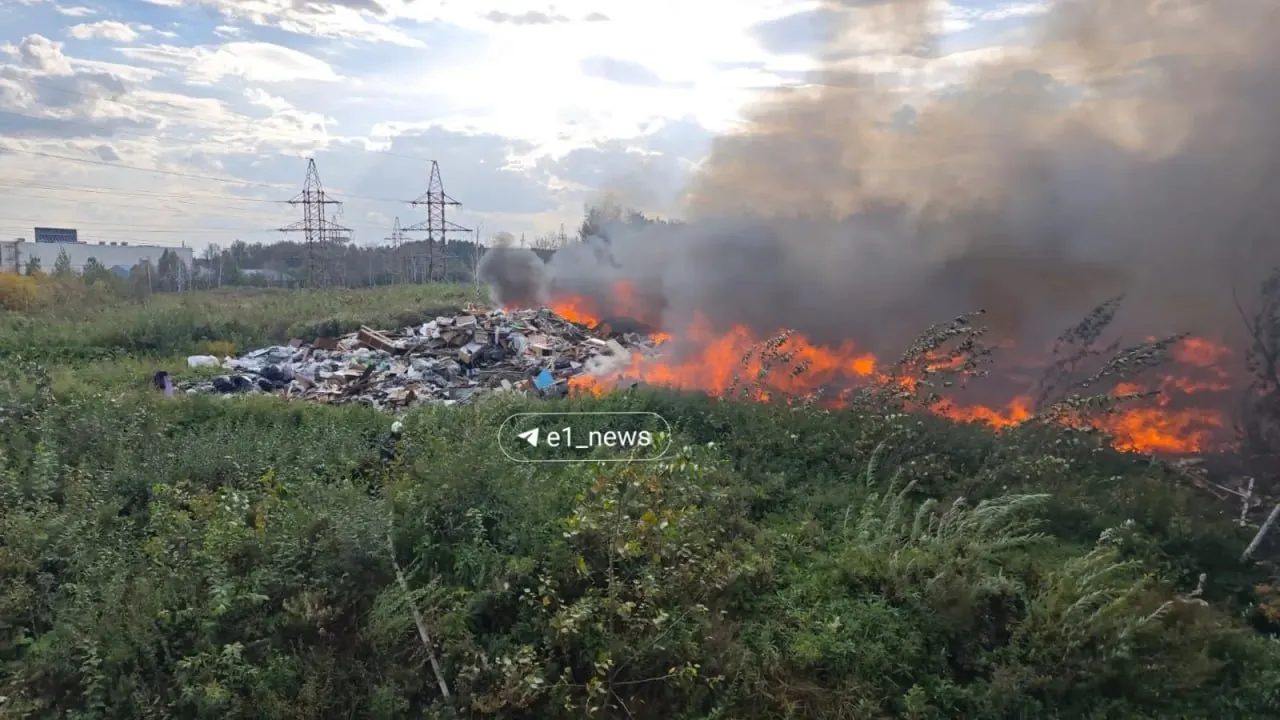 Пожар на несанкционированной свалке в районе Меги под Екатеринбургом охватил участок примерно 400 на 400 метров; глубина мусора достигает 6 метров, причины пожара устанавливаются.