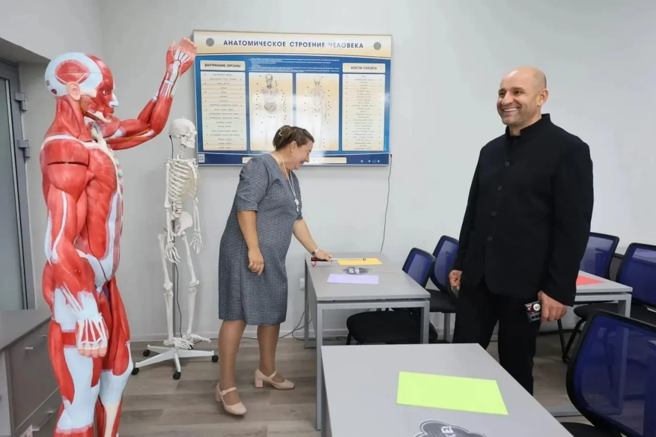 Региональный визит представителя исполнительной власти стал поводом поздравить студентов педколледжа и обсудить ремонт здания.