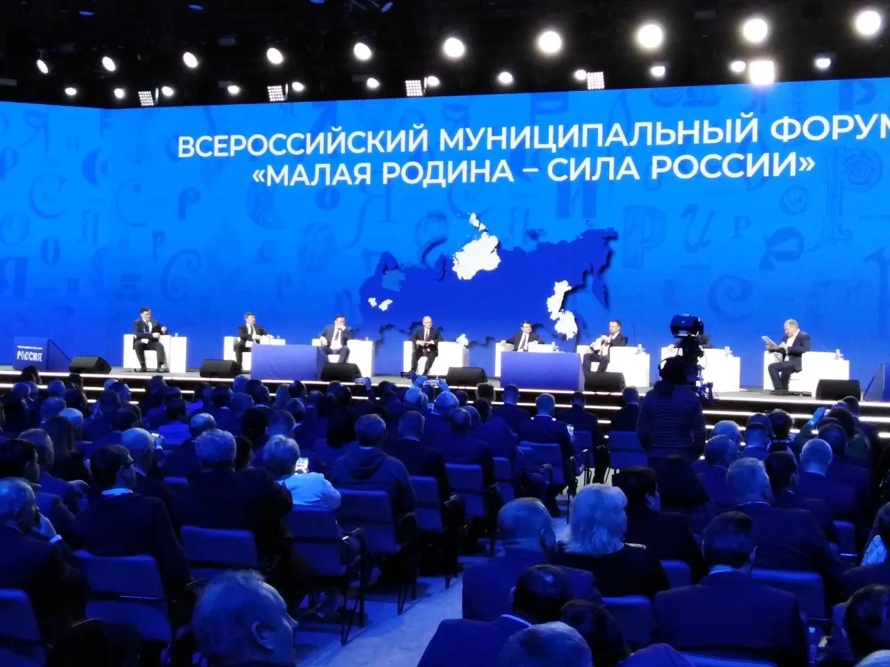 Указ устанавливает ежегодное проведение форума и церемонии награждения представителей муниципального сообщества; ответственным за организацию назначен Сергей Кириенко.