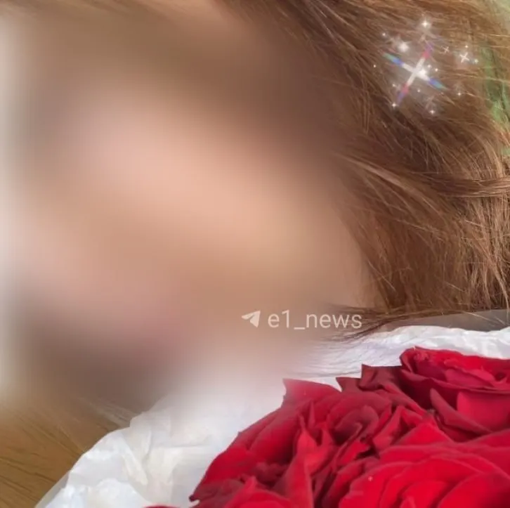 16-летняя Соня пострадала после падения на рельсы у трамвайной остановки в Екатеринбурге; обстоятельства происшествия устанавливаются.