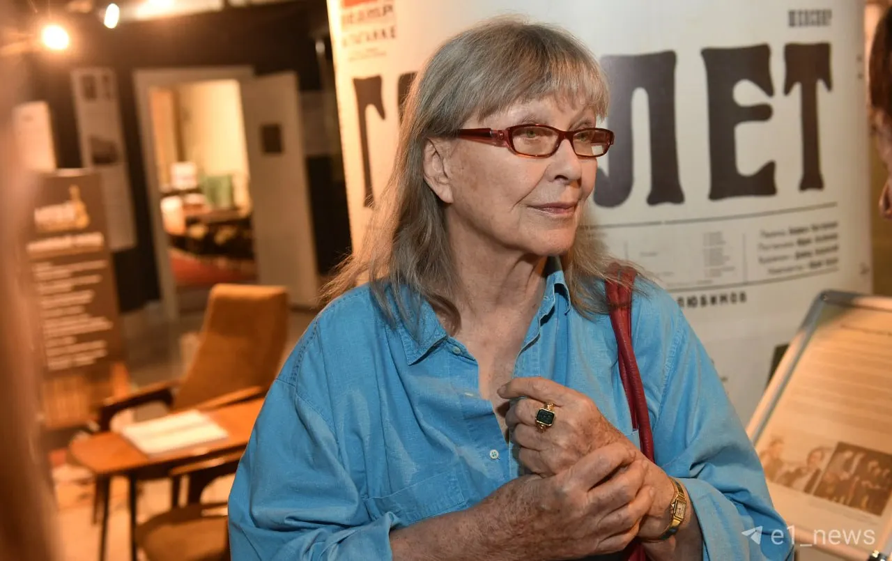 Марина Влади скончалась в возрасте 88 лет. В Екатеринбурге вспоминают её визит в 2017 году и связь с городскими культурными событиями.