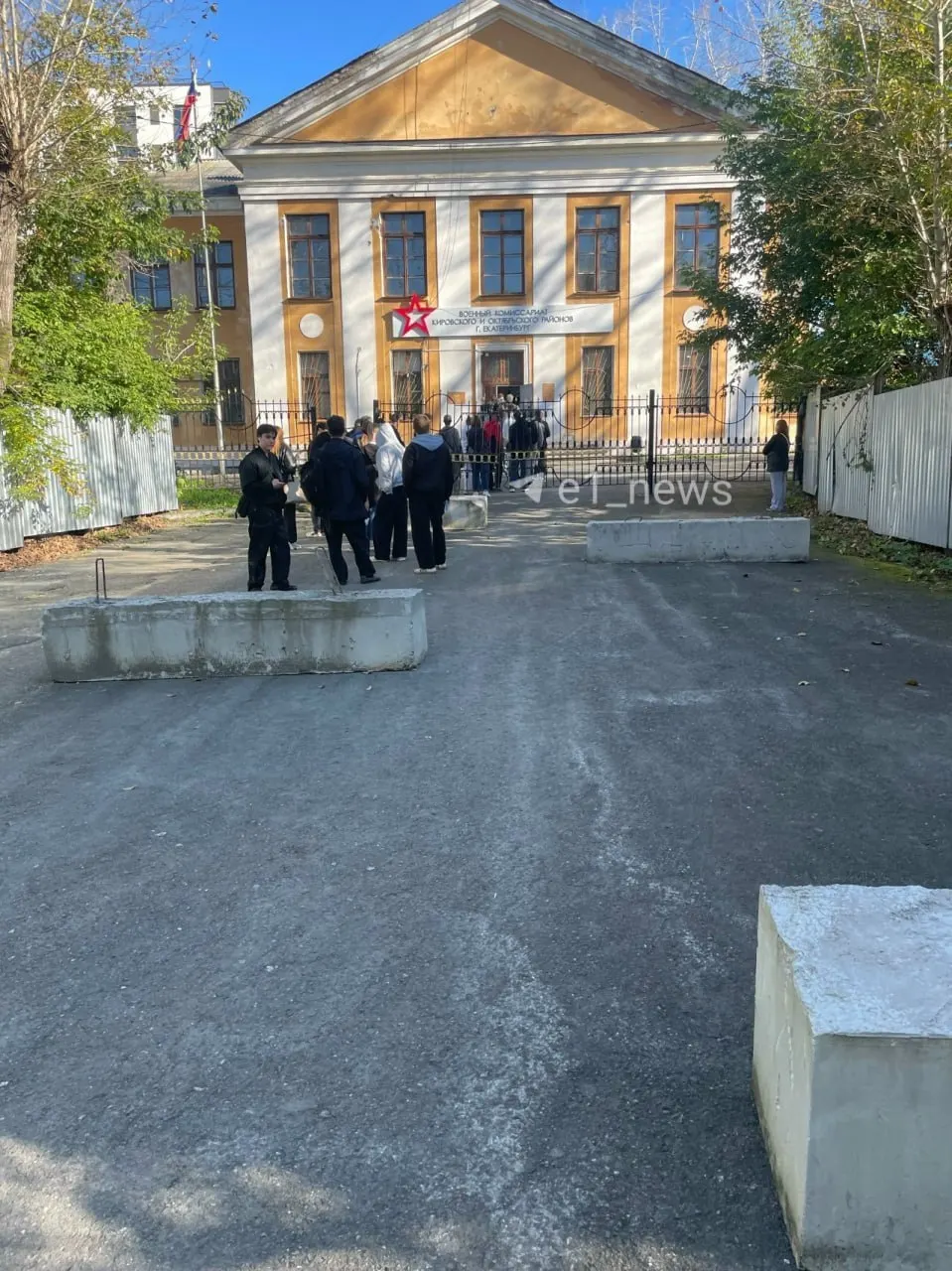 Очереди у военного комиссариата в связи с началом учебного года и обновлением персональных данных приводят к задержкам.