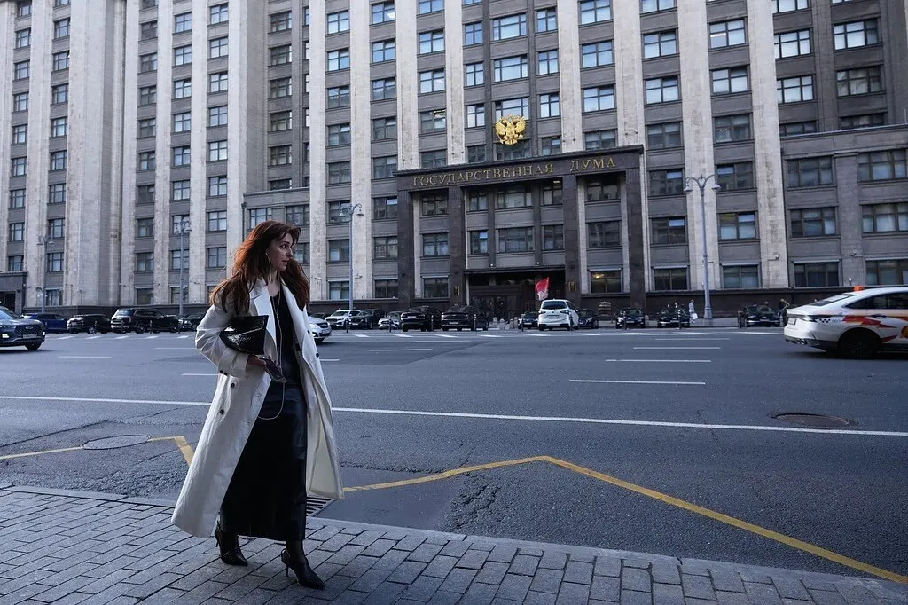 По первым протоколам Единая Россия теряет абсолютное большинство по спискам в 14 субъектах РФ. Антирекорды зафиксированы в Карелии, Орловской и Кировской областях; значительные снижения отмечаются в Сибири, где обработано много бюллетеней.
