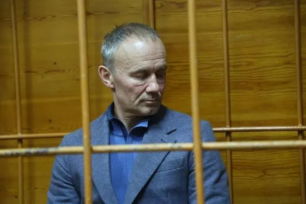 По делу появились новые эпизоды: следствие утверждает о платежах за энергоснабжение к базе отдыха и покровительство. Несколько фигурантов проходят по делу; один из них заключил досудебное соглашение, другой отрицает обвинения.