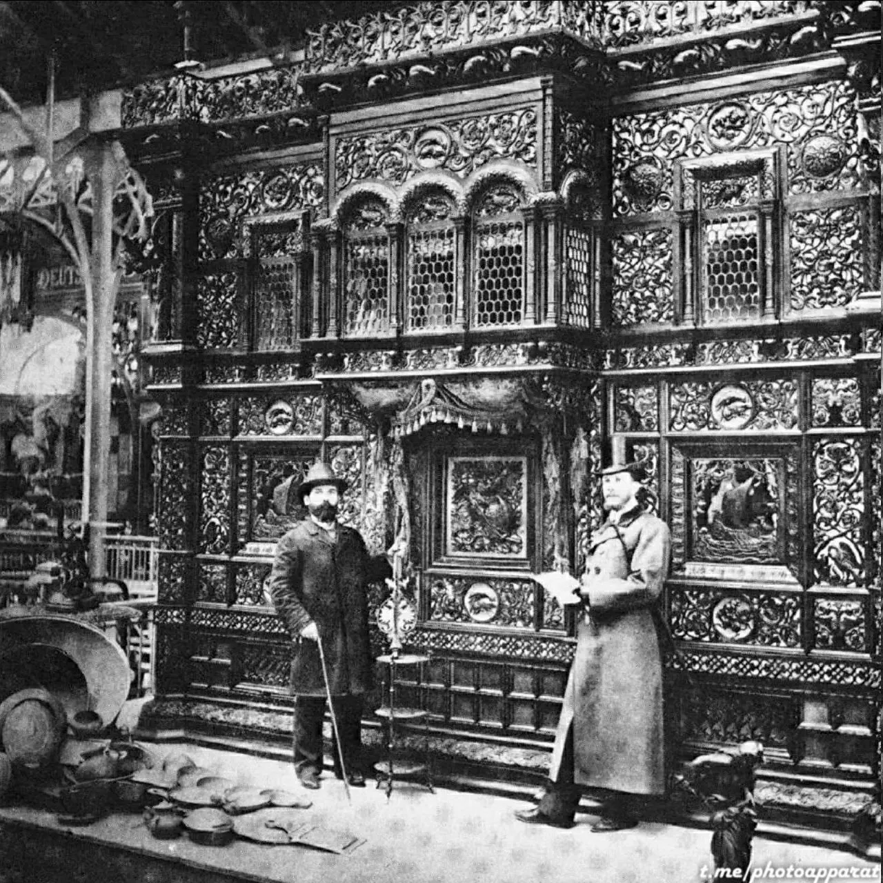 Каслинские мастера привезли во Францию гигантский чугунный павильон в псевдорусском стиле и получили Гран-при на выставке 1900 года; сегодня павильон выставлен в Екатеринбургском музее изобразительных искусств.