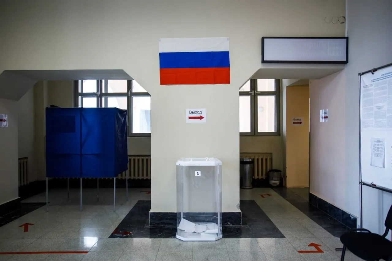 Единая Россия лидирует в Заксобрании Свердловской области с 11 мандатами; далее следуют КПРФ (5), Новые люди (4), ЛДПР (3) и Справедливая Россия (2). Голосование прошло 18–20 сентября; по одномандатным округам зарегистрировано 149 кандидатов, а в бюллетенях оказалось 135.
