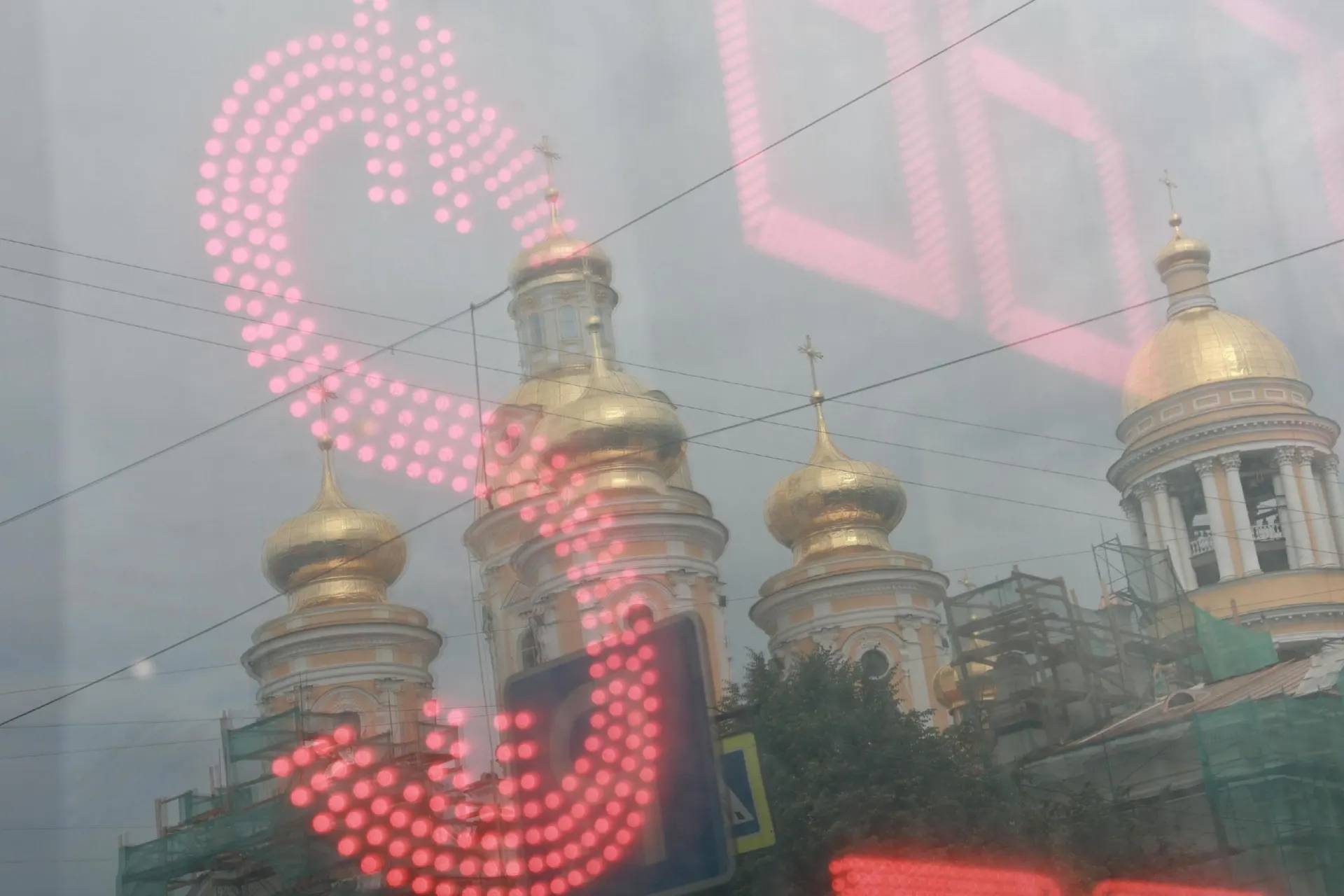 В России отмечается дефицит валюты на фоне роста доллара и снижения курса рубля; эксперты ждут дальнейших движений рынка.