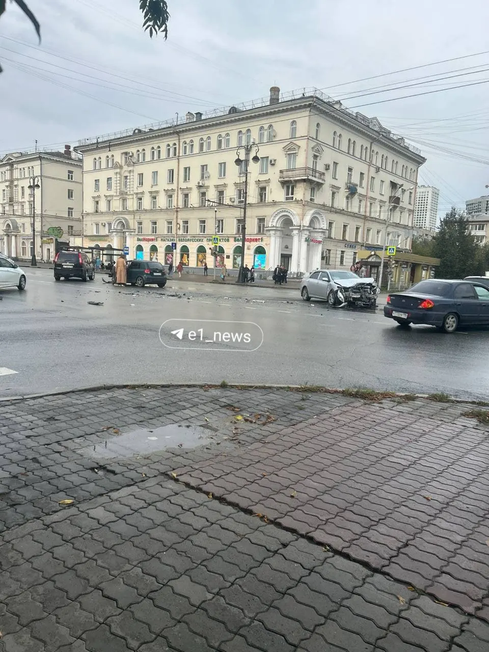 На месте происшествия работают сотрудники ГИБДД. Очевидцы просят сохранять спокойствие и сообщать детали.