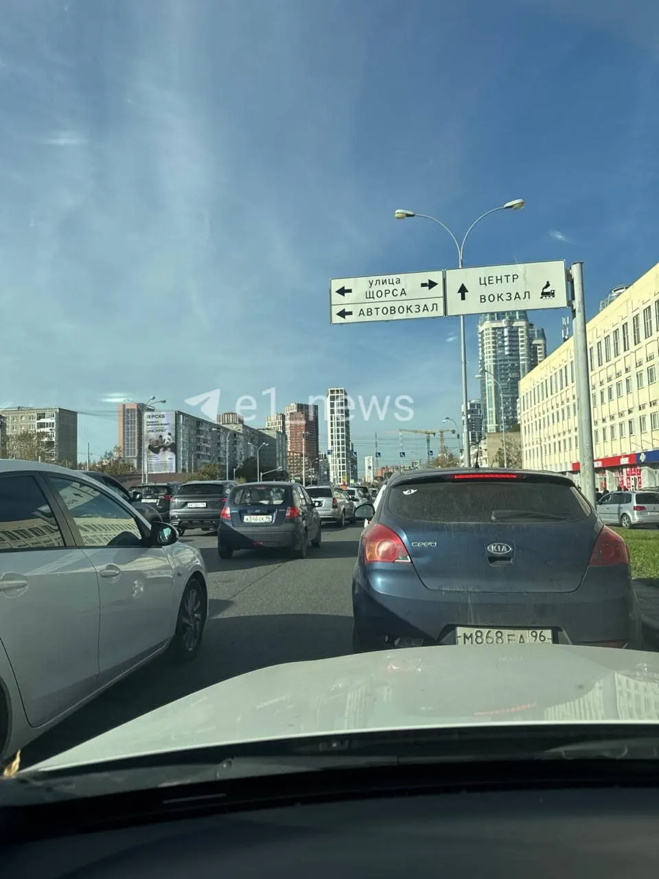 На улицах Екатеринбурга снова образовались заторы: въезды в город стоят около десяти минут, а дорогу перекрыла колонна мотоциклистов. Пока вы стоите в заторе, экономьте топливо.