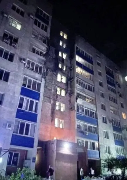 За ночь по регионам России прошли атаки беспилотников: повреждены портовая зона и жилые здания, есть раненые и погибшие в нескольких регионах, включая Белгородскую область и Киевскую область.