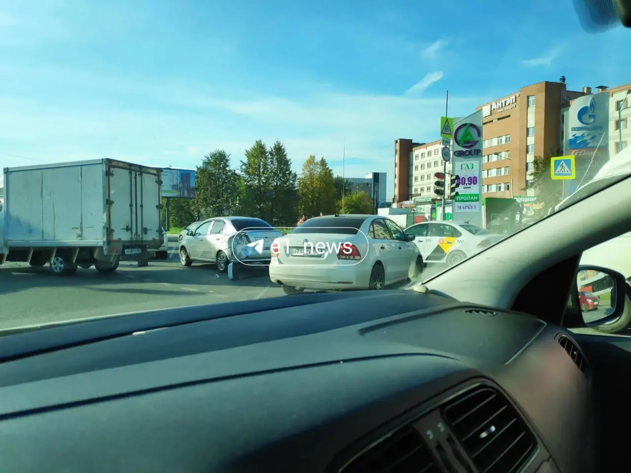 Столкновение нескольких автомобилей на перекрёстке Халтурина и Готвальда спровоцировало затор в городе. Движение затруднено, водители ожидают прояснения ситуации.