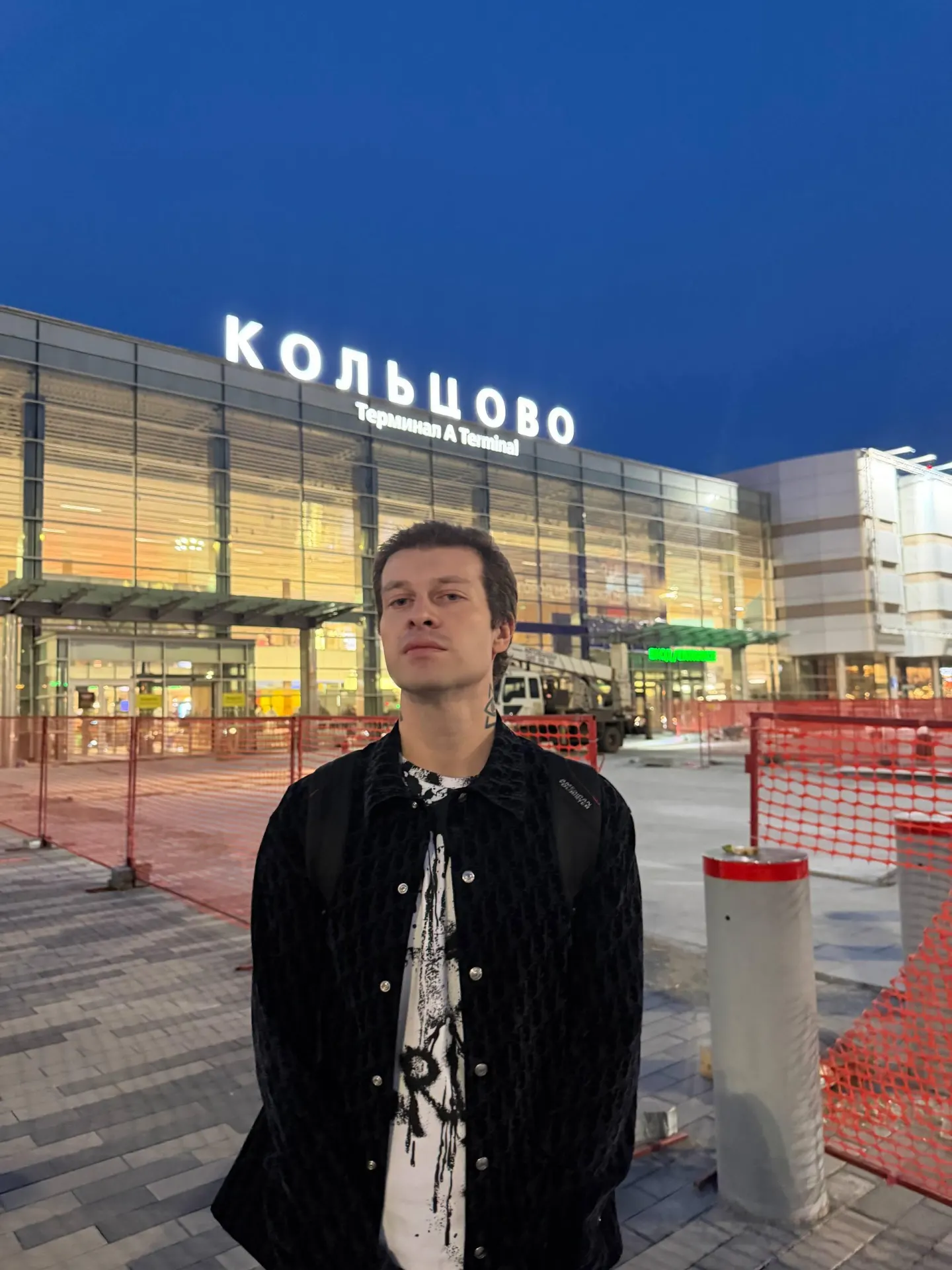 Известный electronic артист возвращается на Урал и поделился фото у аэропорта Кольцово; нас ждут яркие вечеринки и мощная музыка.