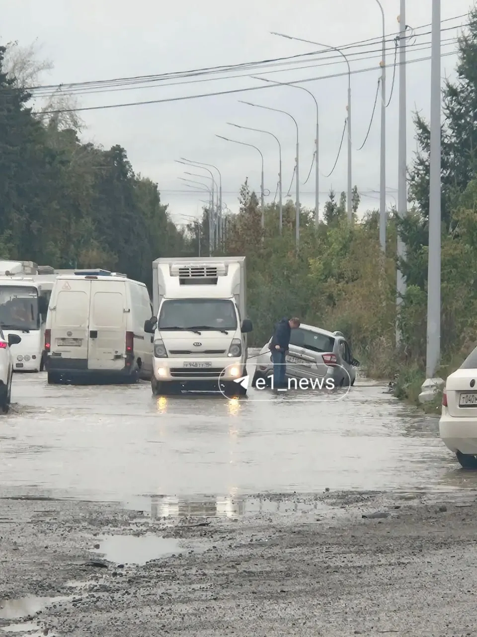 На Промышленном проезде автомобиль попал в глубокую лужу из‑за скрытой ямы. Ремонт дороги запланирован в ближайшее время.