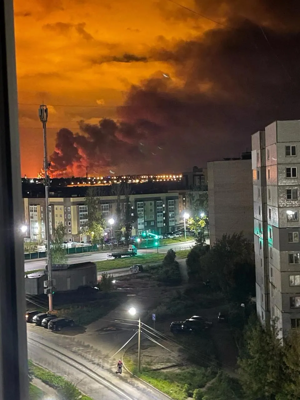 Дроны атаковали Ярославскую и Ростовскую области; поврежден НПЗ, часть Ростова без электроэнергии. В ночь атак зафиксированы столкновения с БПЛА в нескольких регионах, последствия уточняются.
