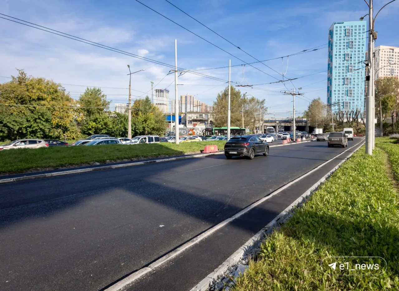 На участке от Привокзальной площади до Восточной завершены работы по ремонту: устранены колеи и обновлены тротуары, территория стала более ухоженной.