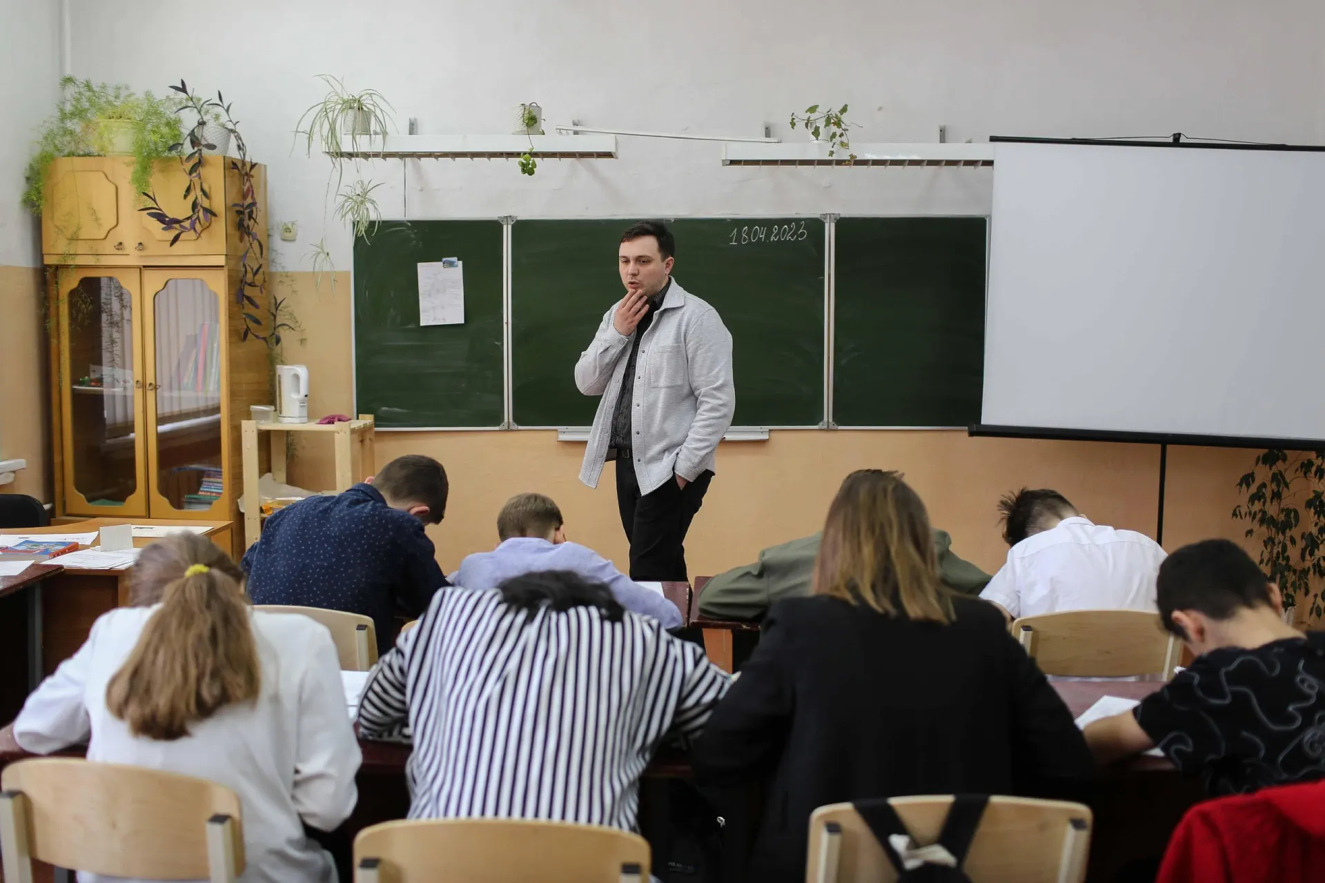 Минпросвещения добавило в программу ещё один час истории — что это значит для учеников.