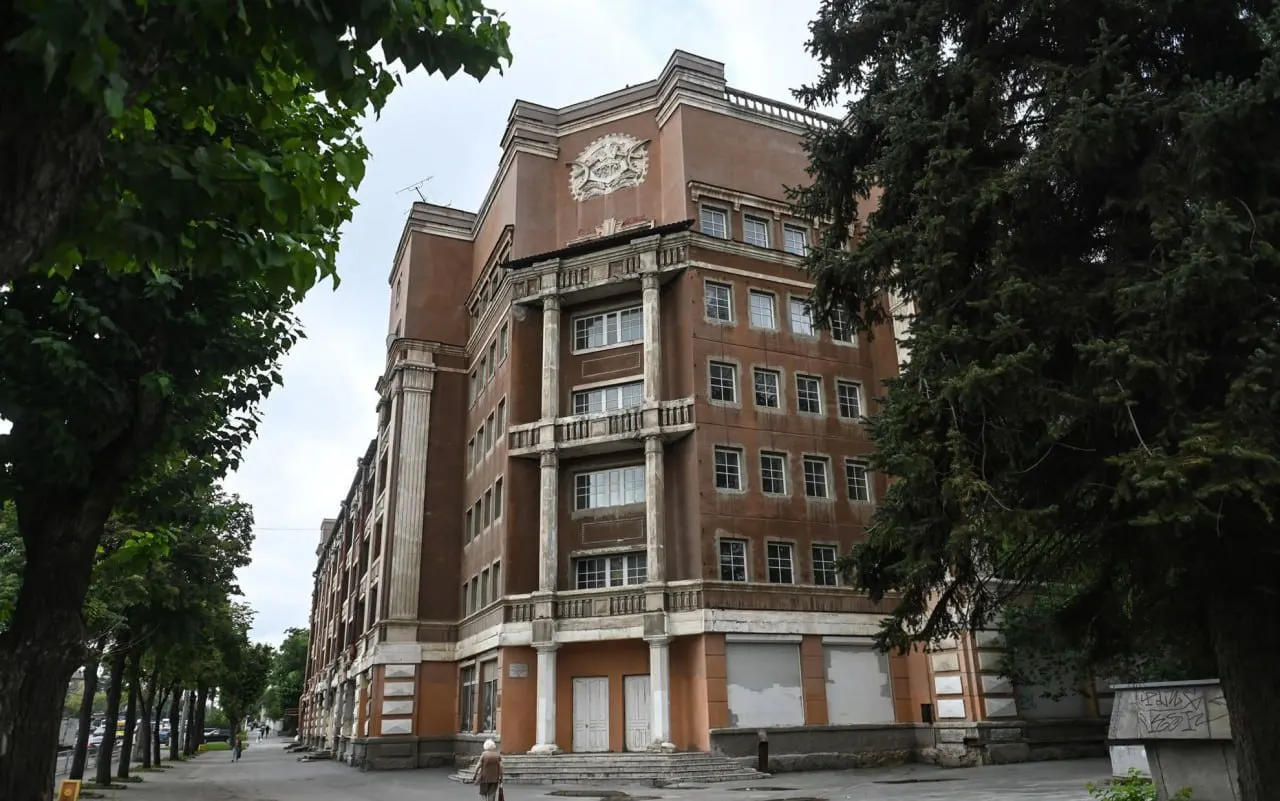Здание площадью 9,2 тысячи кв. м и земельный участок около 0,73 га выставляются на аукцион; старт продаж — 88,7 млн рублей.