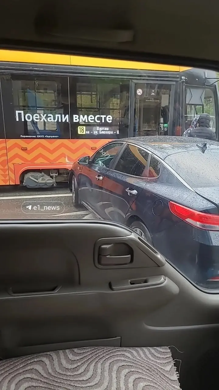 Затронуты маршруты 4, 12, 18 и 23 — в Екатеринбурге образуются пробки.
