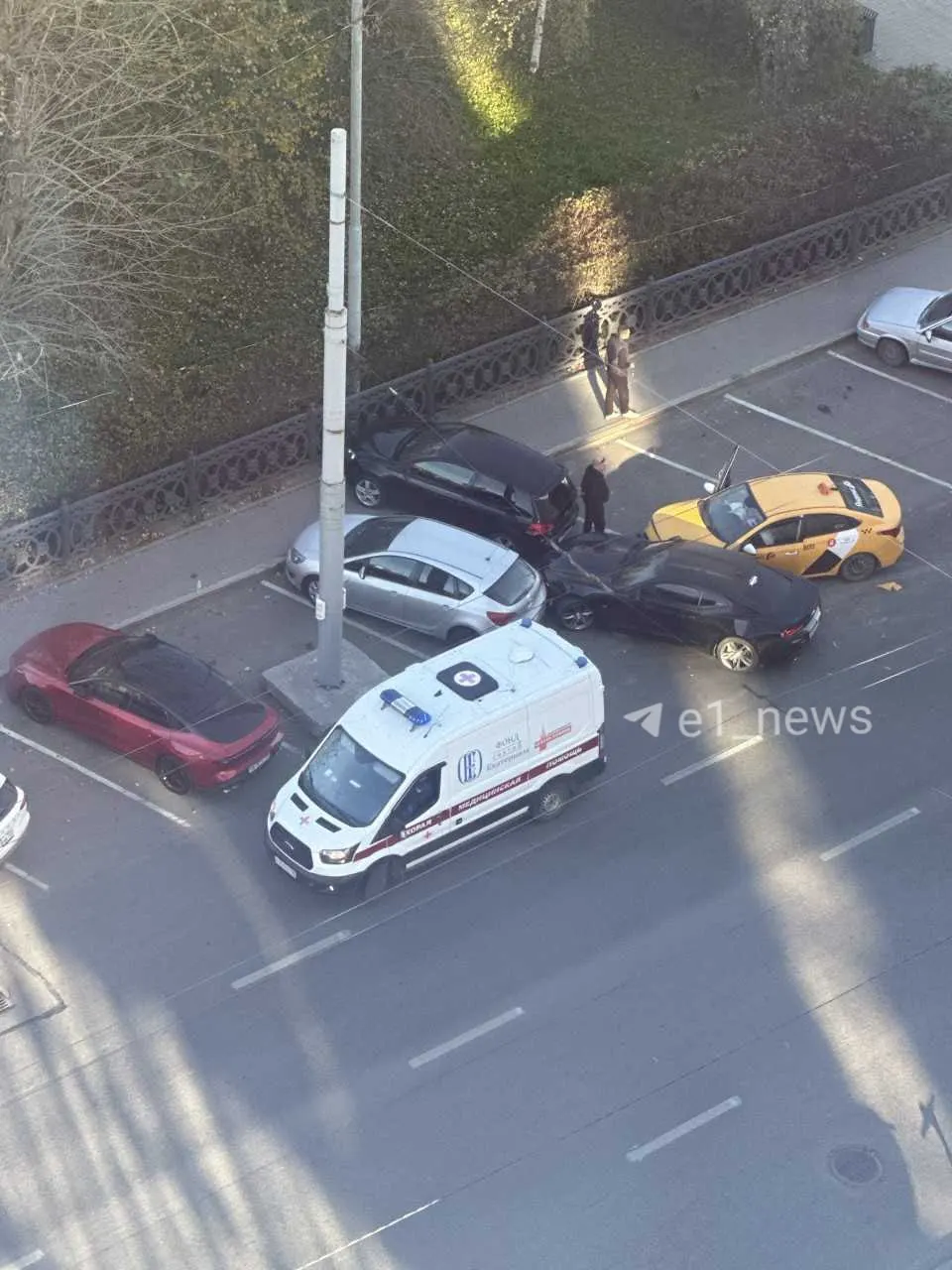 На улице Белинского в Екатеринбурге произошло ДТП с участием Chevrolet Camaro. Проводится уточнение деталей, пострадавший водитель доставлен в медицинское учреждение.
