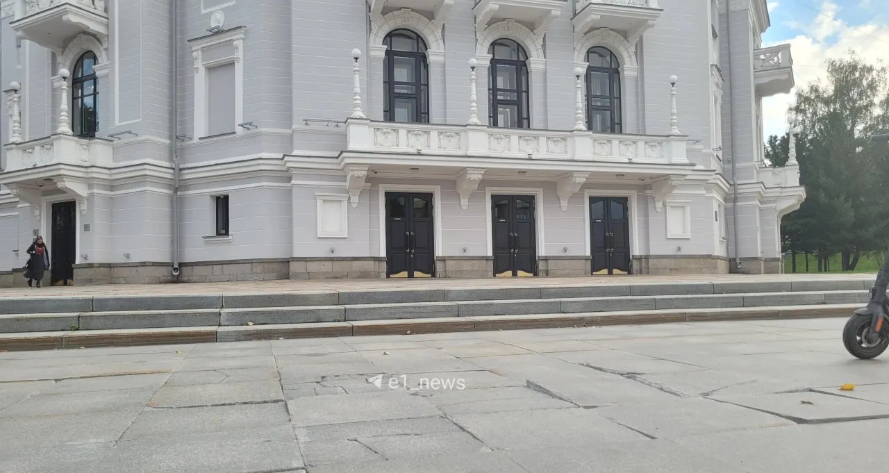 Горожане жалуются на раздолбанное покрытие перед входом в театр; власти обещают повторный ремонт после дорожных работ.