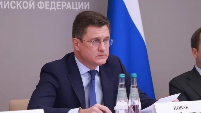 После заседания по рынку топлива власти объявили о локальных перебоях в поставках в Екатеринбурге и соседних регионах; поставки продолжают корректироваться, население может рассчитывать на поддержку до 5 000 рублей на бензин.