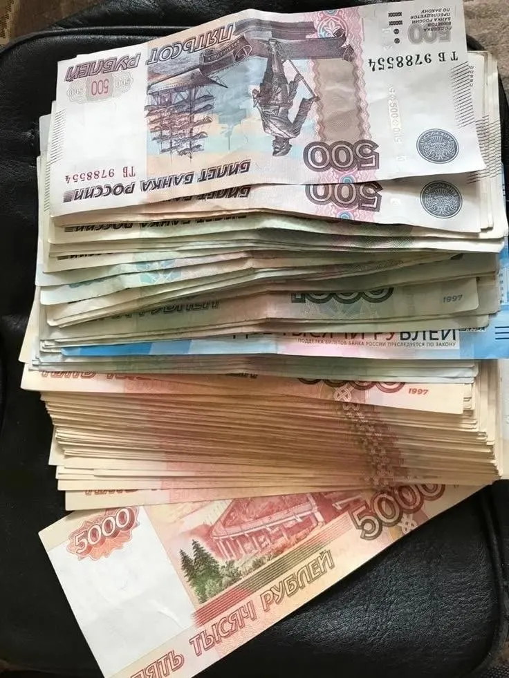 Обсуждается введение годовой премии, часто называемой 13-й зарплатой: сначала для бюджетной сферы, затем возможно распространение на всех сотрудников.