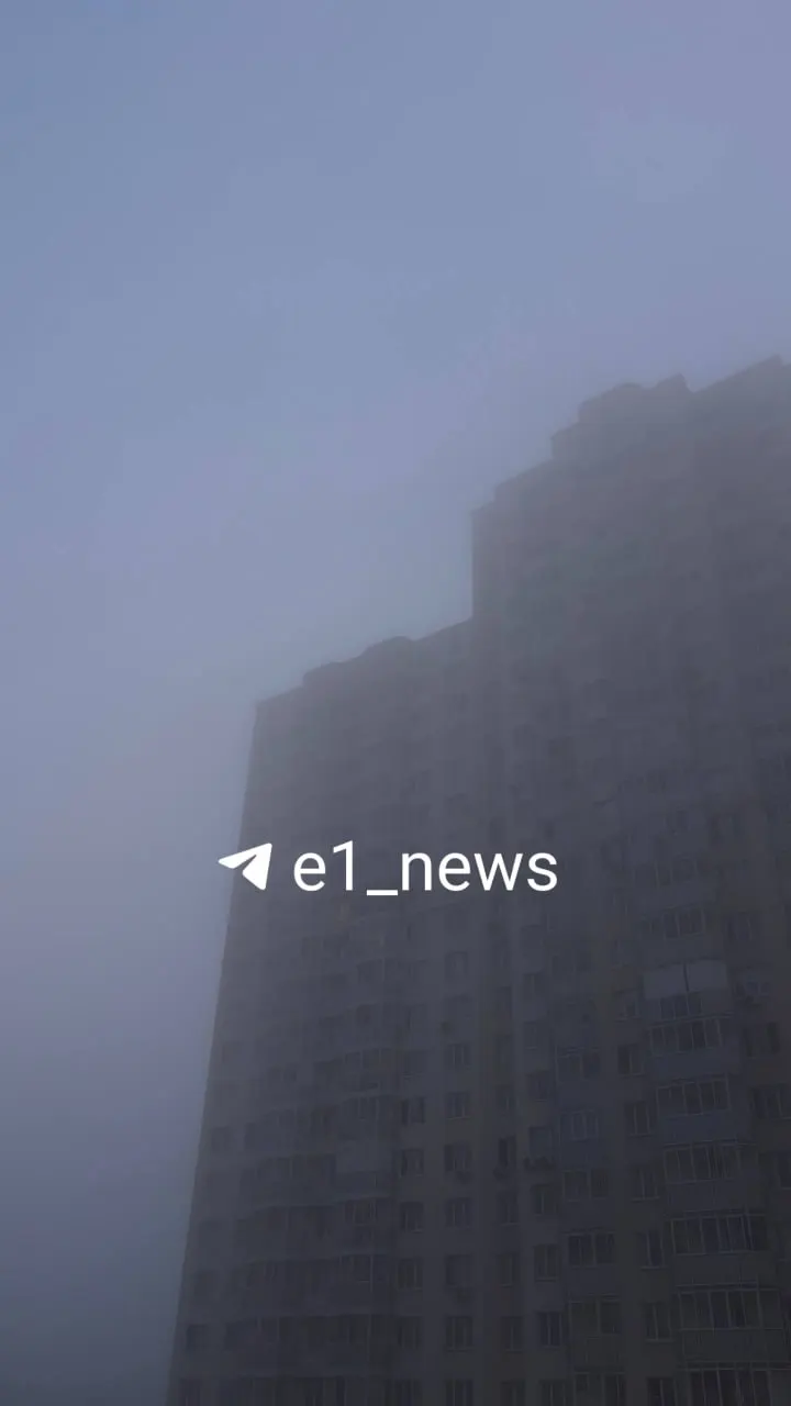 Ранним утром в Екатеринбурге опустился плотный туман, ограничив видимость. Горожане делятся фото и призывают присылать снимки.